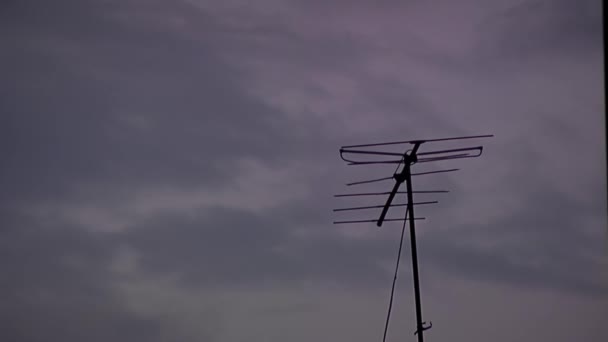 Silueta Unei Antene Vechi Acoperișul Unei Case Apusul Soarelui — Videoclip de stoc