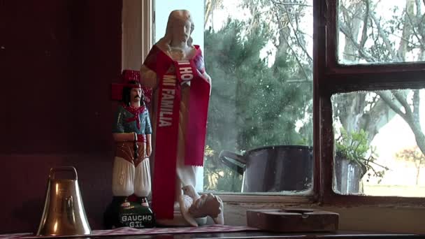 Gauchito Gil Folk Saint Figure Jesus Christ Statue Naast Een — Stockvideo