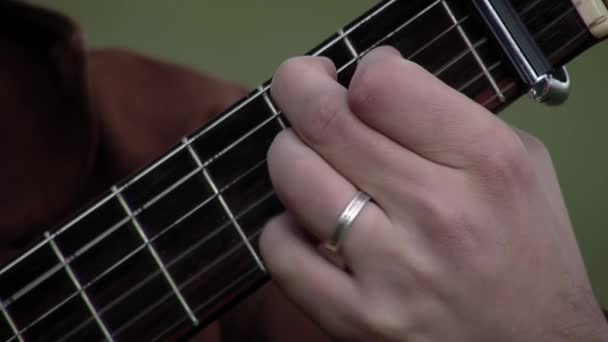 Аргентинский Гаучо Играет Классической Гитаре Открытом Воздухе Закрыть — стоковое видео