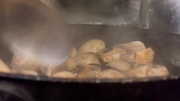 Mushrooms Being Sauteing Frying Pan Oil Close Resolution — Vídeos de Stock