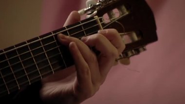 Genç Adam Klasik Gitarla Akort Çalışıyor. Kapat..