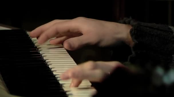 Χέρια Ενός Νεαρού Που Παίζει Πιάνο Κοντινό Πλάνο — Αρχείο Βίντεο