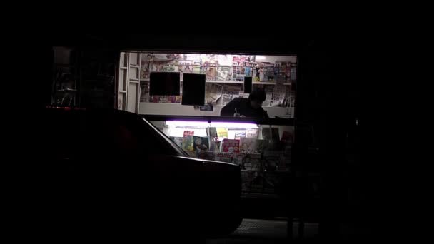 Man Newspaper Stand Magazines Newspapers Night — Vídeo de Stock