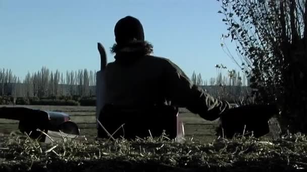 Młody Człowiek Jeżdżący Starym Ciągnikiem Wzdłuż Dirt Road Argentynie — Wideo stockowe