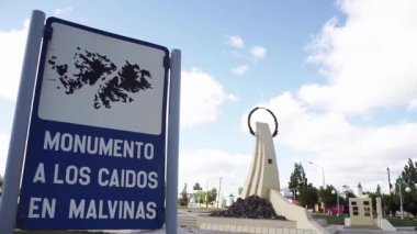 Arjantin 'in Santa Cruz eyaletinde yer alan Malvinas Savaşı (Falklands Savaşı) sırasında Arjantin' in düşen askerlerinin anısına sonsuz ateş ve anıt. 4K Çözünürlüğü.