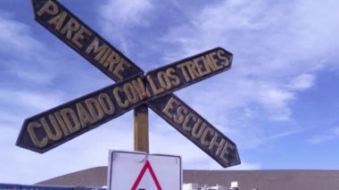 San Antonio de los Cobres, Salta Eyaleti, Andes, NW Arjantin, Güney Amerika 'daki Eski Demiryolu Geçidi tabelası. Kapat.. 