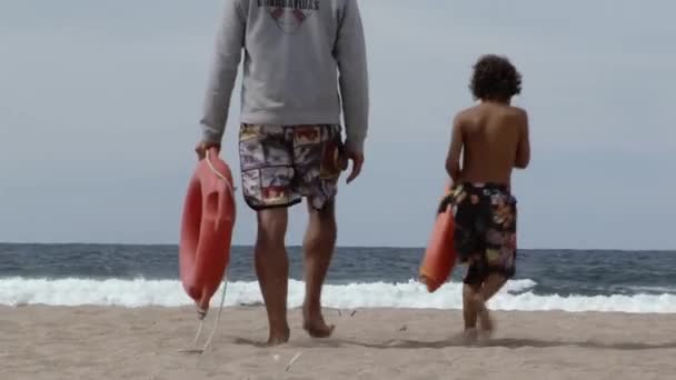 Salvavidas Caminando Hacia Playa Con Niño Villa Gesell Argentina Costa — Vídeos de Stock