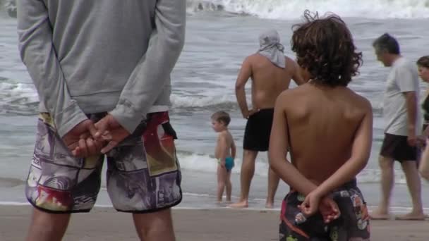 Livvakt Och Kid Tittar Stranden Villa Gesell Argentina Atlantkusten — Stockvideo