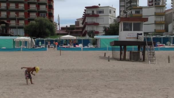 Carpas Playa Torre Salvavidas Una Playa Vacía Villa Gesell Costa — Vídeos de Stock