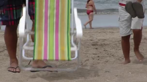 Hombres Con Sillas Plegables Playa Con Mar Fondo — Vídeos de Stock