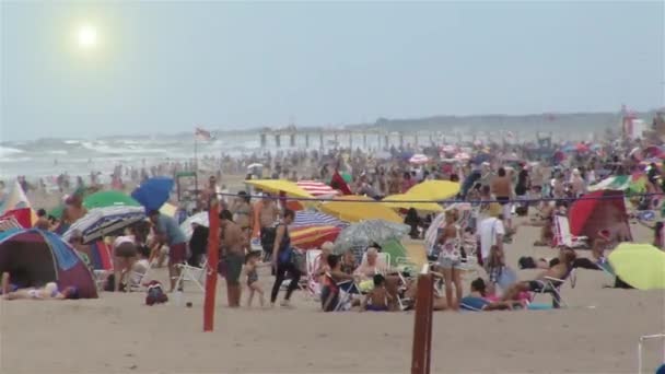 阿根廷布宜诺斯艾利斯省大西洋海岸Villa Gesell拥挤的海滩 — 图库视频影像