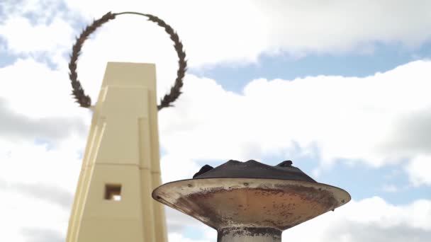 Eternal Flame Monument Honor Fallen Argentine Soldiers Malvinas War Falklandskriget — Stockvideo