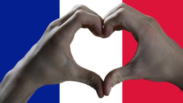 フランスと手のハートシンボルの旗 フランスの旗に対してハートの形を示す手 閉じろ — ストック動画
