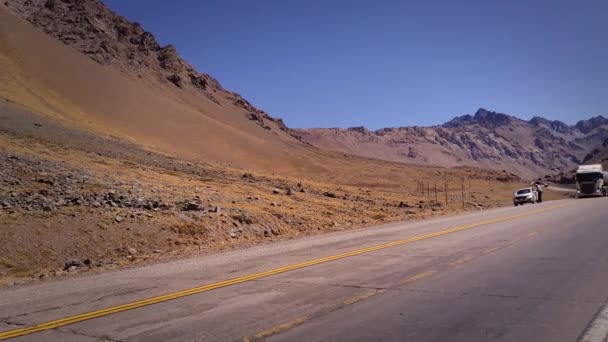 アルゼンチンのメンドーサ州ラスベガス近くの道路上のタンカートラックとオートバイ 4K分解能 — ストック動画