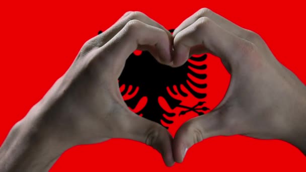 Σημαία Αλβανίας Και Χέρι Σύμβολο Καρδιάς Χέρια Εμφάνιση Καρδιάς Ενάντια — Αρχείο Βίντεο