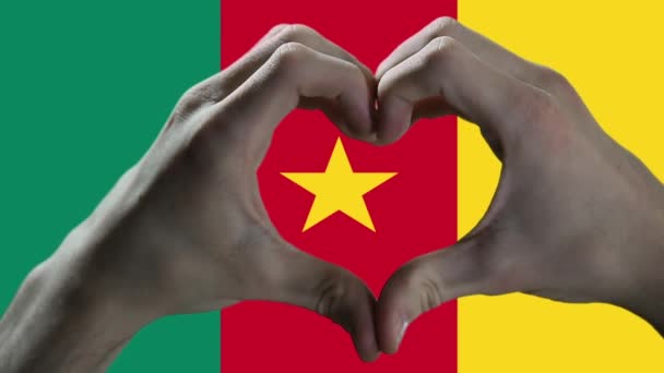 Руки Показують Знак Серця Над Прапором Камеруну — стокове відео