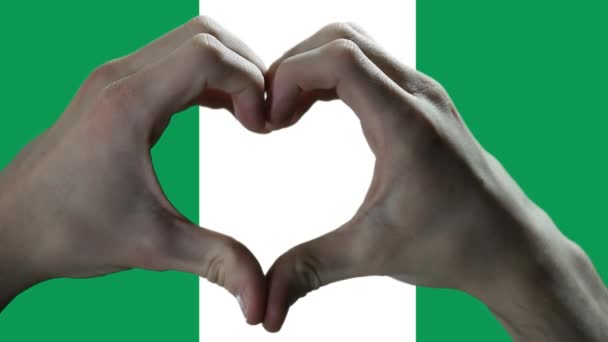 Manos Mostrando Signo Del Corazón Sobre Bandera Nigeria — Vídeos de Stock