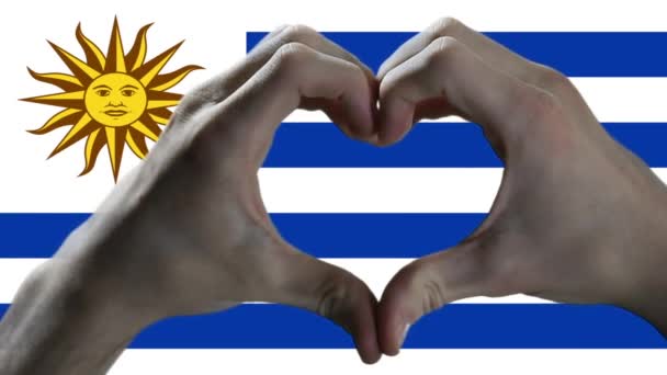 Flaga Urugwaju Symbol Ręcznego Serca Pokazywanie Kształtu Serca Przeciw Fladze — Wideo stockowe