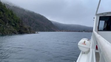 Lacar Gölü 'nde bir tur teknesi, Arjantin' in Neuquen Eyaleti, Quila Quina köyü yakınlarında. 4K Çözünürlüğü.