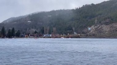 Neuquen Eyaleti, Patagonya, Arjantin 'deki San Martin de los Andes köyüne tekne geliyor. 4K Çözünürlüğü.