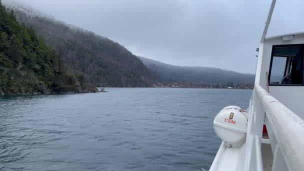 Barco Turístico Lago Lacar Cerca Aldea Quila Quina Provincia Neuquén — Vídeo de stock