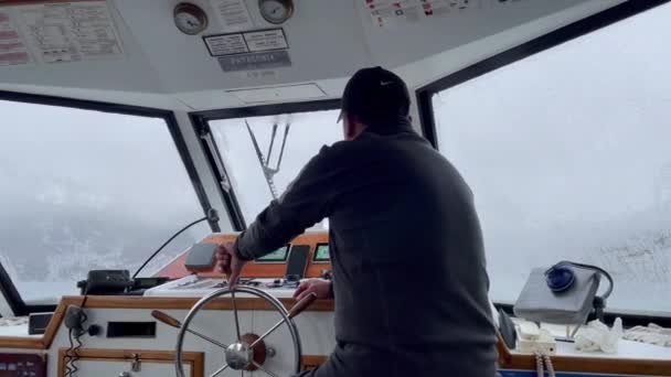 Шкипер Управляет Моторной Лодкой Озере Лакар Патагония Аргентина Разрешение — стоковое видео