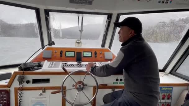 Homme Intérieur Timonerie Bateau Excursion Sur Lac Lacar Province Neuquen — Video