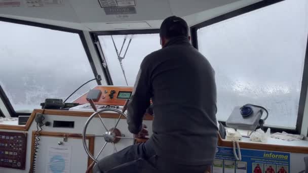 Hombre Dentro Casa Ruedas Barco Tour Lago Lacar Provincia Neuquén — Vídeo de stock