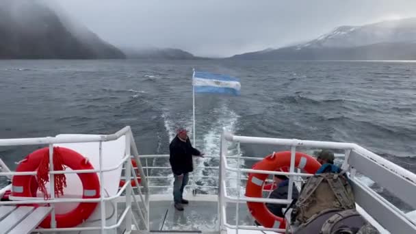 Man Står Nära Den Argentinska Flaggan Däck Turbåt Vid Lacar — Stockvideo