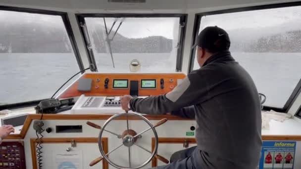Skipper Steering Motor Boat Sul Lago Lacar Patagonia Argentina Risoluzione — Video Stock