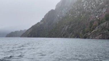 Lacar Gölü 'nde bir tur teknesi, Arjantin' in Neuquen Eyaleti, Quila Quina köyü yakınlarında. 4K Çözünürlüğü.