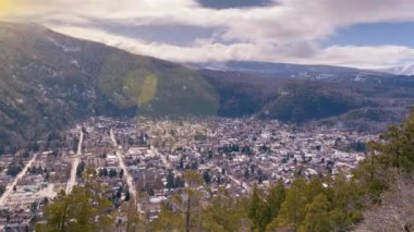 Arjantin 'in Neuquen Eyaleti' ndeki bir Patagonya şehri olan San Martin de los Andes 'in genel görünümü. Uzaklaş. 4K Çözünürlüğü.