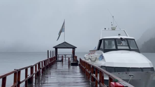 Σκάφος Στο Λιμάνι Της Quila Quina Κοντά Στο San Martin — Αρχείο Βίντεο