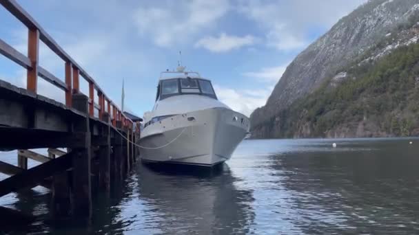 Kikötött Hajó Quila Quina Kikötőjében San Martin Los Andes Közelében — Stock videók