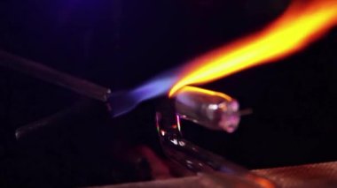 Neon Light Maker, Neon Light-Making Workshop, Neon-Light Artist. Yakın çekim. 4K Çözünürlüğü.
