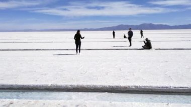 Salinas Grandes Salt Flats, Jujuy Eyaleti, Kuzey Batı Arjantin, Güney Amerika 'da turistler.  