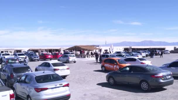 Υπαίθριος Χώρος Στάθμευσης Αυτοκινήτων Στην Είσοδο Του Salinas Grandes Salt — Αρχείο Βίντεο