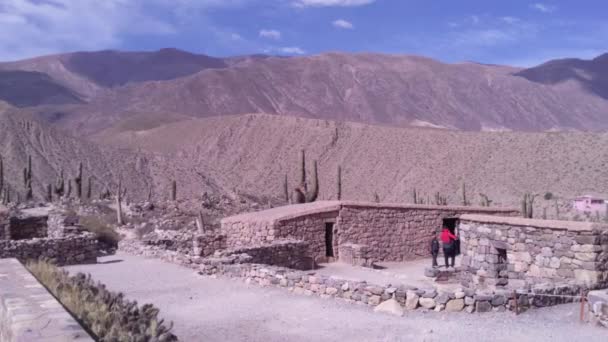 被联合国教科文组织列为世界遗产的Humahuaca山谷Quebrada和Pucara Tilcara Pre Inca Fortification Ruins 阿根廷胡胡胡伊省Quebrada Humahuaca — 图库视频影像