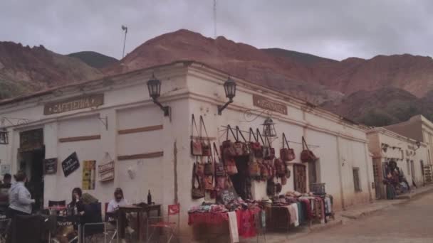 アルゼンチン ケブラダ フマハカの小さな町で販売のための手作りバッグ — ストック動画