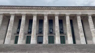 Buenos Aires Üniversitesi Hukuk Fakültesi 'nin (UBA) ana cephesi, Arjantin' in Buenos Aires şehrinde yağmurlu bir günde. 4K Çözünürlüğü.