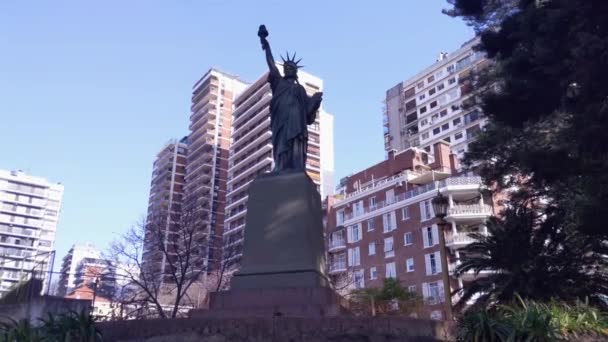 Una Réplica Nueve Pies Estatua Libertad Inaugurada Octubre 1886 Días — Vídeos de Stock