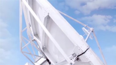 Gökyüzüne karşı uydu iletişim anteni. Dolly Shot. 4K Çözünürlüğü.