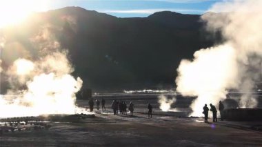 Atacama Çölü, And Dağları, Şili, Güney Amerika 'daki Tatio Gayzer Sahası' nda turistler. 4K Çözünürlüğü. 