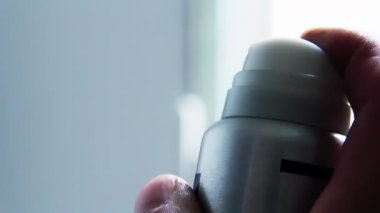 Parfüm ya da Vücut Deodorantı Uygulayan Adam, Bir Aerosol Tenekesinin Ürününü Spreden Genç Kafkas Bir Adamın Eli. Yakın çekim. 4K Çözünürlüğü.