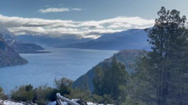 San Martin de los Andes yakınlarındaki Lacar Gölü, Patagonya, Neuquen Eyaleti, Arjantin, Güney Amerika. 4K Çözünürlüğü.