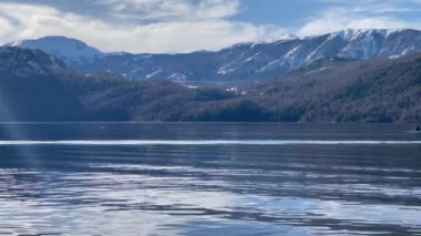 Lacar gölünde kayak yapan adam, San Martin de los Andes, Patagonya, Arjantin. 4K Çözünürlüğü.