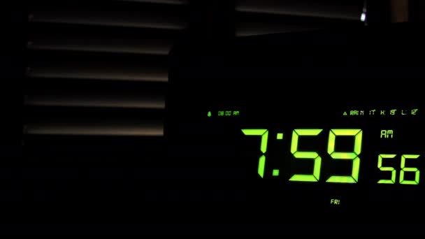 Homem Desligando Uma Chamada Manhã Cedo Rádio Despertador Digital Fecha — Vídeo de Stock