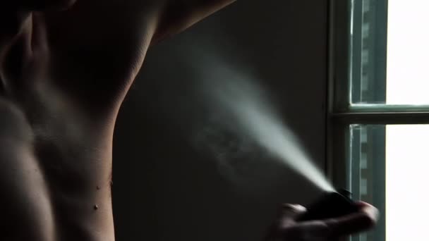 Homme Qui Applique Parfum Déodorant Corporel Jeune Homme Qui Vaporise — Video