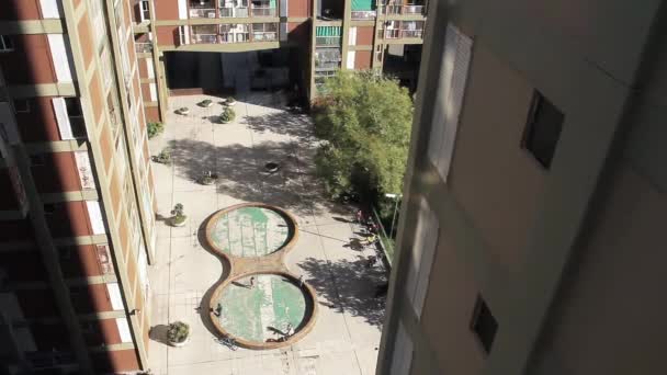 在阿根廷布宜诺斯艾利斯Parque Patios街区一个住宅区庭院里玩耍的儿童小组 高角视图 Resolution — 图库视频影像