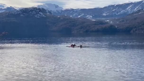 Uomini Kayak Sul Lago Lacar Vicino San Martin Los Andes — Video Stock